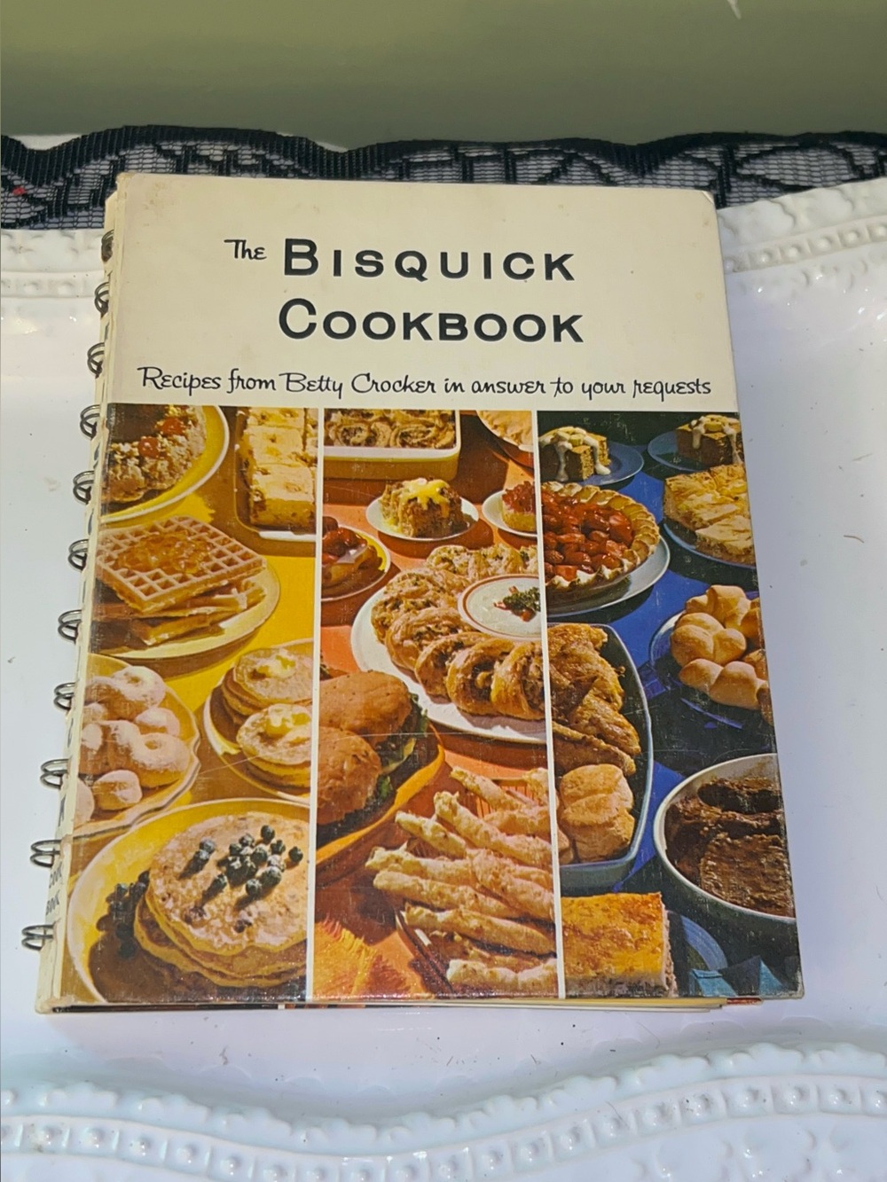 The Bisquick Cookbook: Recipes from Betty Crocker in Answer to Your Requests